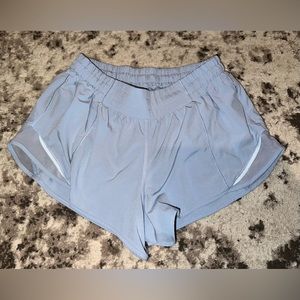 Lululemon 2.5” hotty hot shorts size 6